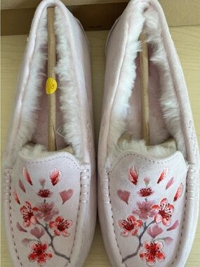 RARE  NWT UGG Ansley Embroidered Slippers sz40/9 Perfect GIFT for MOM or Self 🎁
